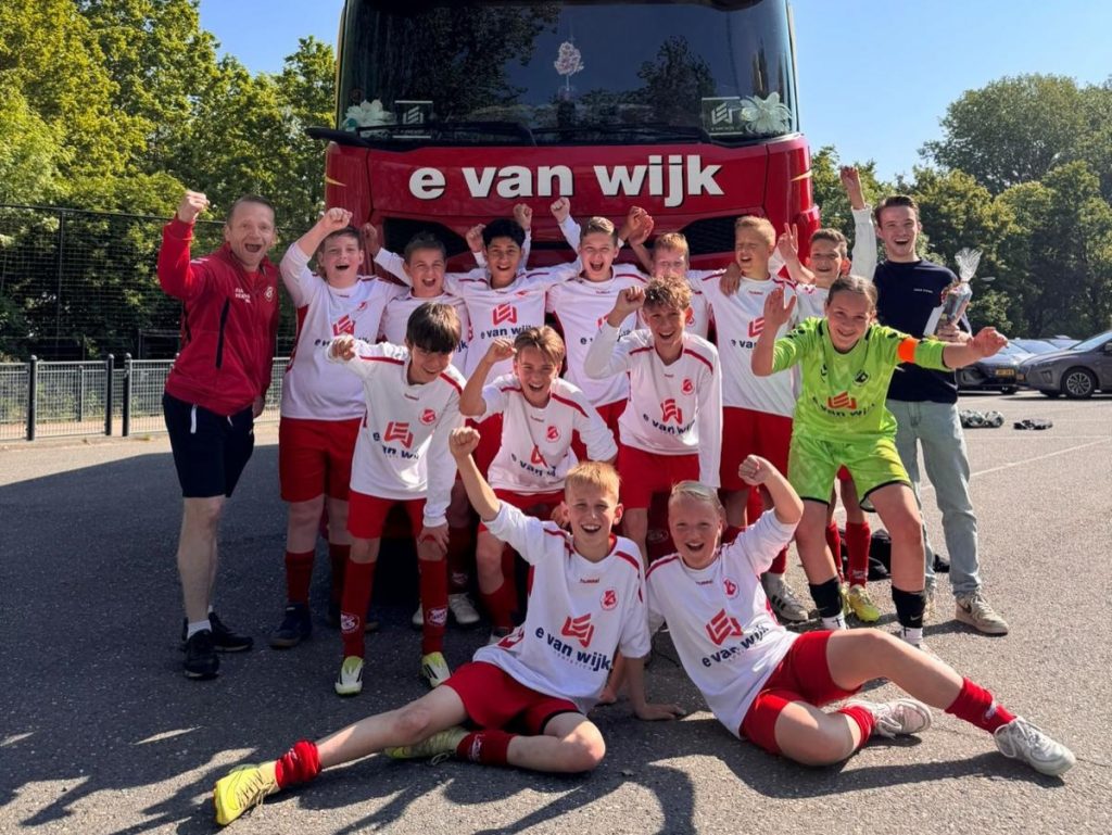 ST Wilhelmina'26/NOAD'32 JO13-1 Kampioen!! 2